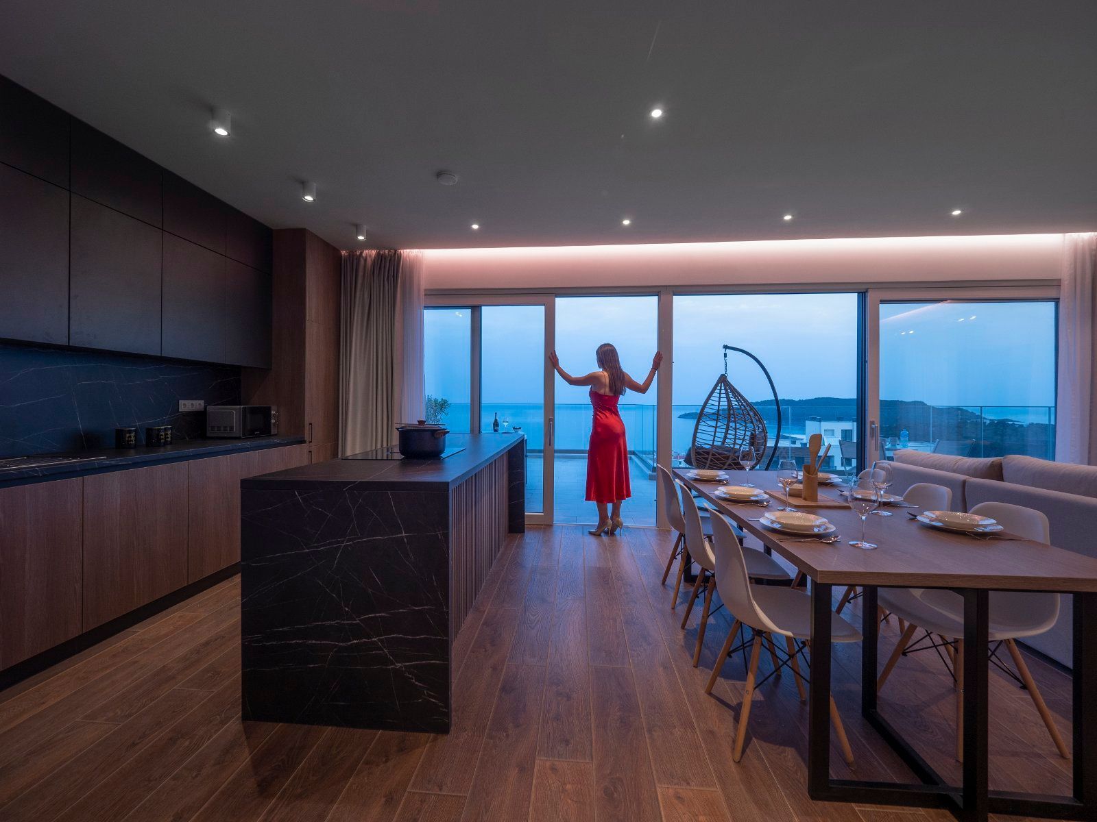 EKSTRA LUKSUZAN PENTHOUSE 140M2,TERASA SA DJAKUZI KADOM I  SPEKTAKULARNIM POGLEDOM NA MORE,BECICI. (NA DUZI PERIOD) - Amfora Real Estate