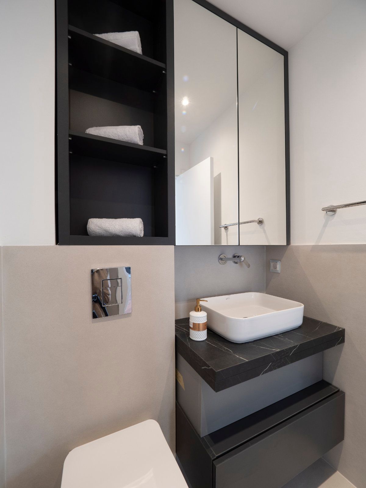 EKSTRA LUKSUZAN PENTHOUSE 140M2,TERASA SA DJAKUZI KADOM I  SPEKTAKULARNIM POGLEDOM NA MORE,BECICI. (NA DUZI PERIOD) - Amfora Real Estate