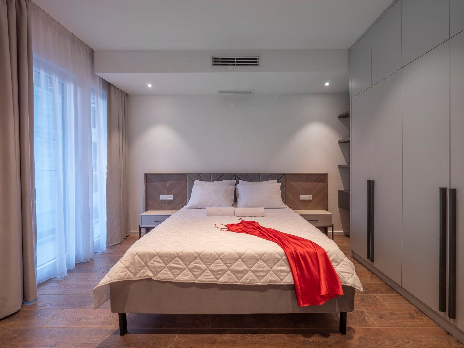 EKSTRA LUKSUZAN PENTHOUSE 140M2,TERASA SA DJAKUZI KADOM I  SPEKTAKULARNIM POGLEDOM NA MORE,BECICI. (NA DUZI PERIOD) - Amfora Real Estate