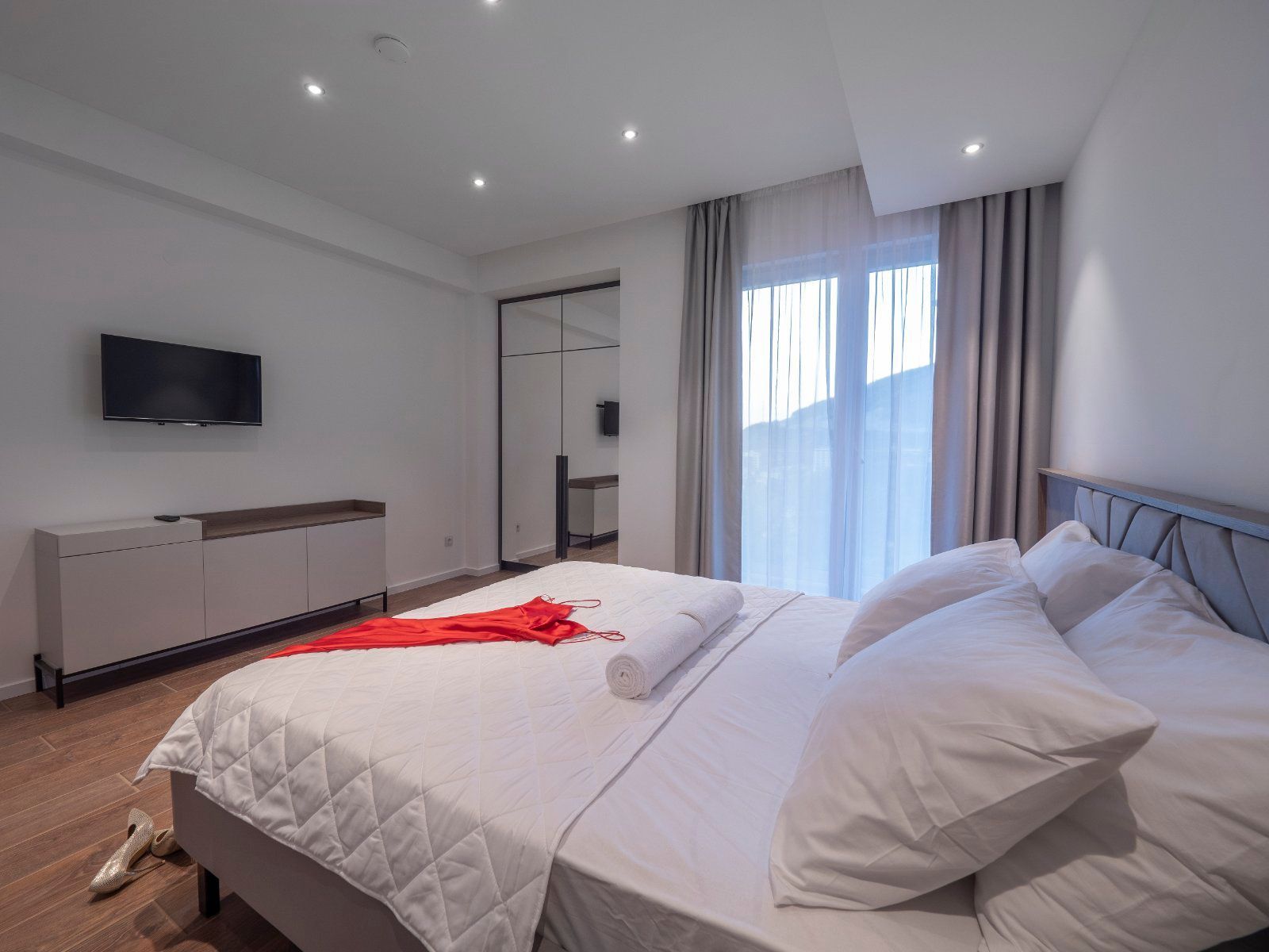 EKSTRA LUKSUZAN PENTHOUSE 140M2,TERASA SA DJAKUZI KADOM I  SPEKTAKULARNIM POGLEDOM NA MORE,BECICI. (NA DUZI PERIOD) - Amfora Real Estate