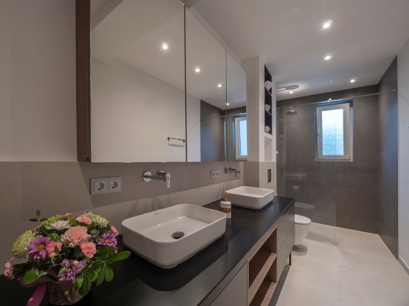 EKSTRA LUKSUZAN PENTHOUSE 140M2,TERASA SA DJAKUZI KADOM I  SPEKTAKULARNIM POGLEDOM NA MORE,BECICI. (NA DUZI PERIOD) - Amfora Real Estate