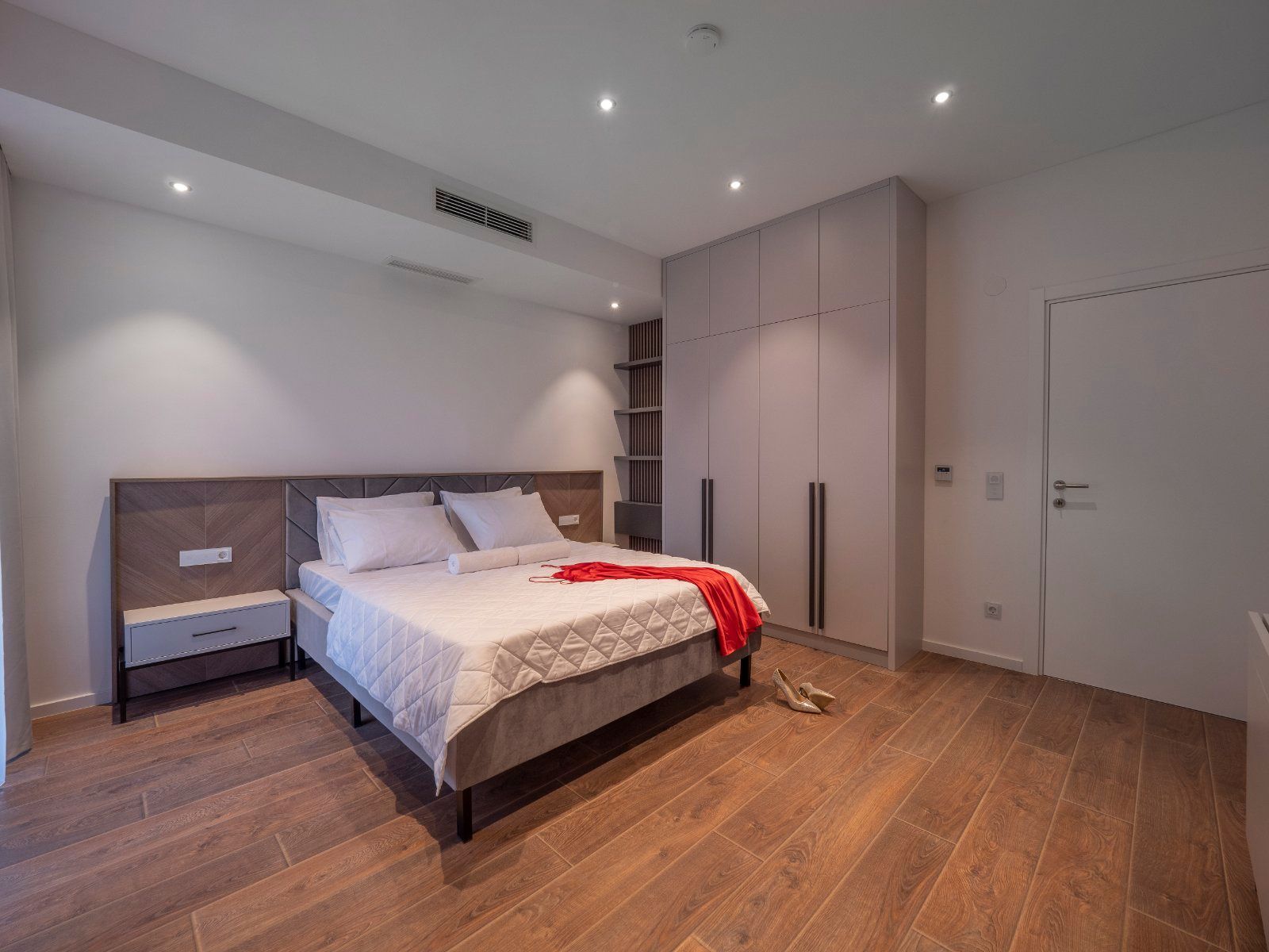 EKSTRA LUKSUZAN PENTHOUSE 140M2,TERASA SA DJAKUZI KADOM I  SPEKTAKULARNIM POGLEDOM NA MORE,BECICI. (NA DUZI PERIOD) - Amfora Real Estate