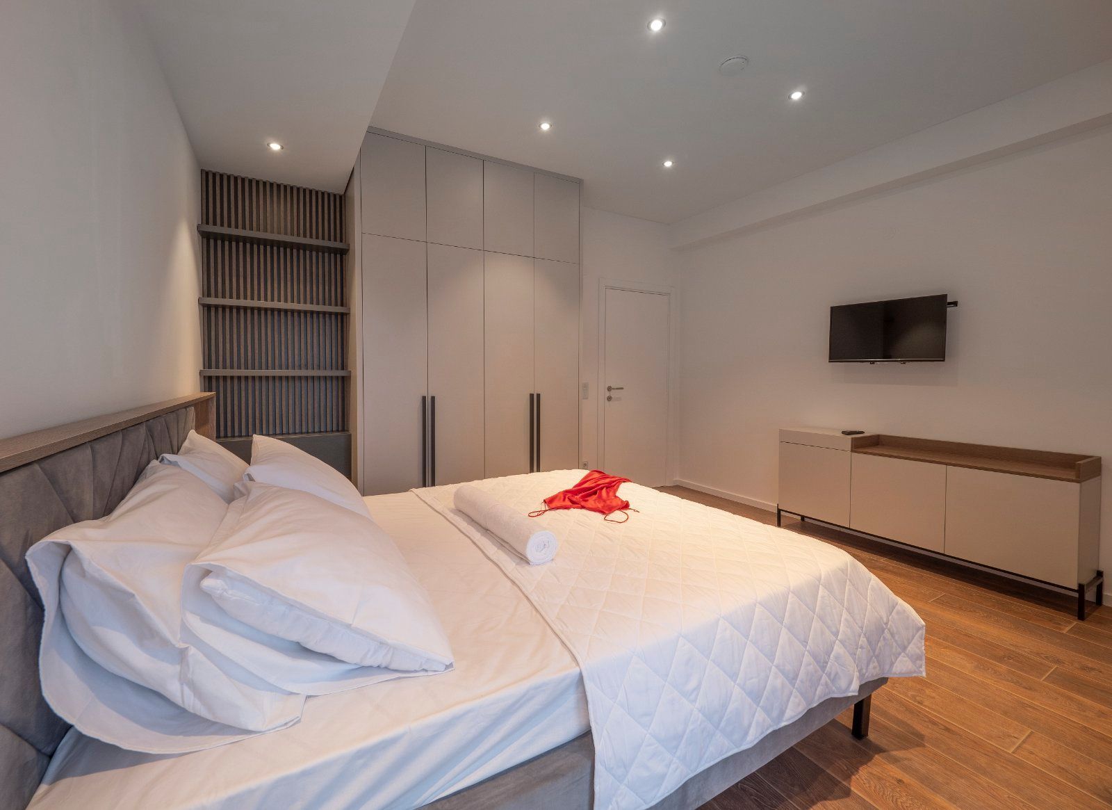 EKSTRA LUKSUZAN PENTHOUSE 140M2,TERASA SA DJAKUZI KADOM I  SPEKTAKULARNIM POGLEDOM NA MORE,BECICI. (NA DUZI PERIOD) - Amfora Real Estate