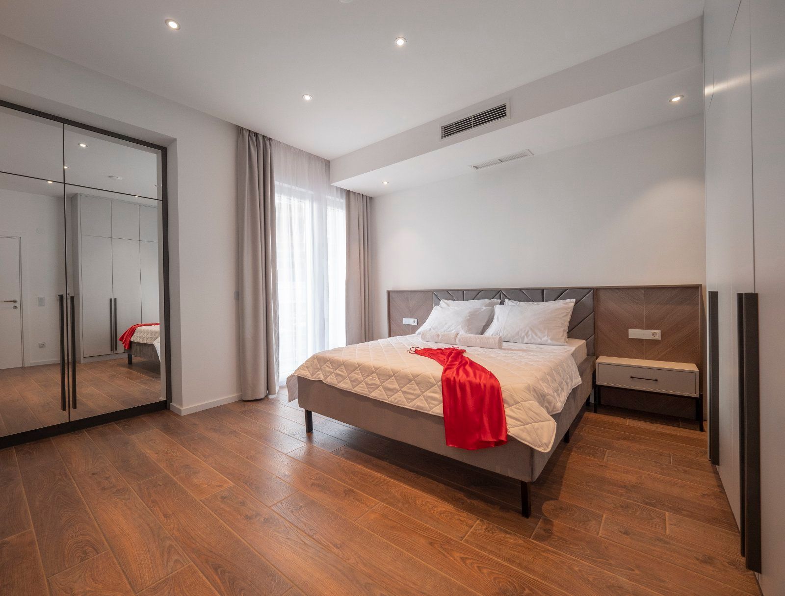 EKSTRA LUKSUZAN PENTHOUSE 140M2,TERASA SA DJAKUZI KADOM I  SPEKTAKULARNIM POGLEDOM NA MORE,BECICI. (NA DUZI PERIOD) - Amfora Real Estate