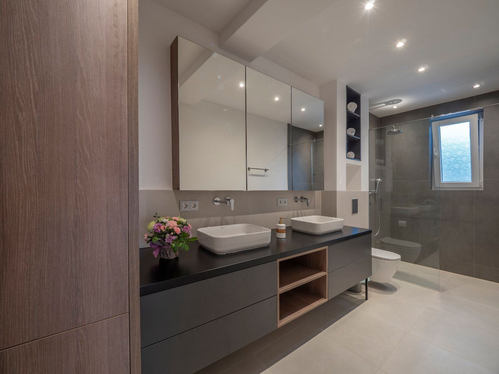 EKSTRA LUKSUZAN PENTHOUSE 140M2,TERASA SA DJAKUZI KADOM I  SPEKTAKULARNIM POGLEDOM NA MORE,BECICI. (NA DUZI PERIOD) - Amfora Real Estate