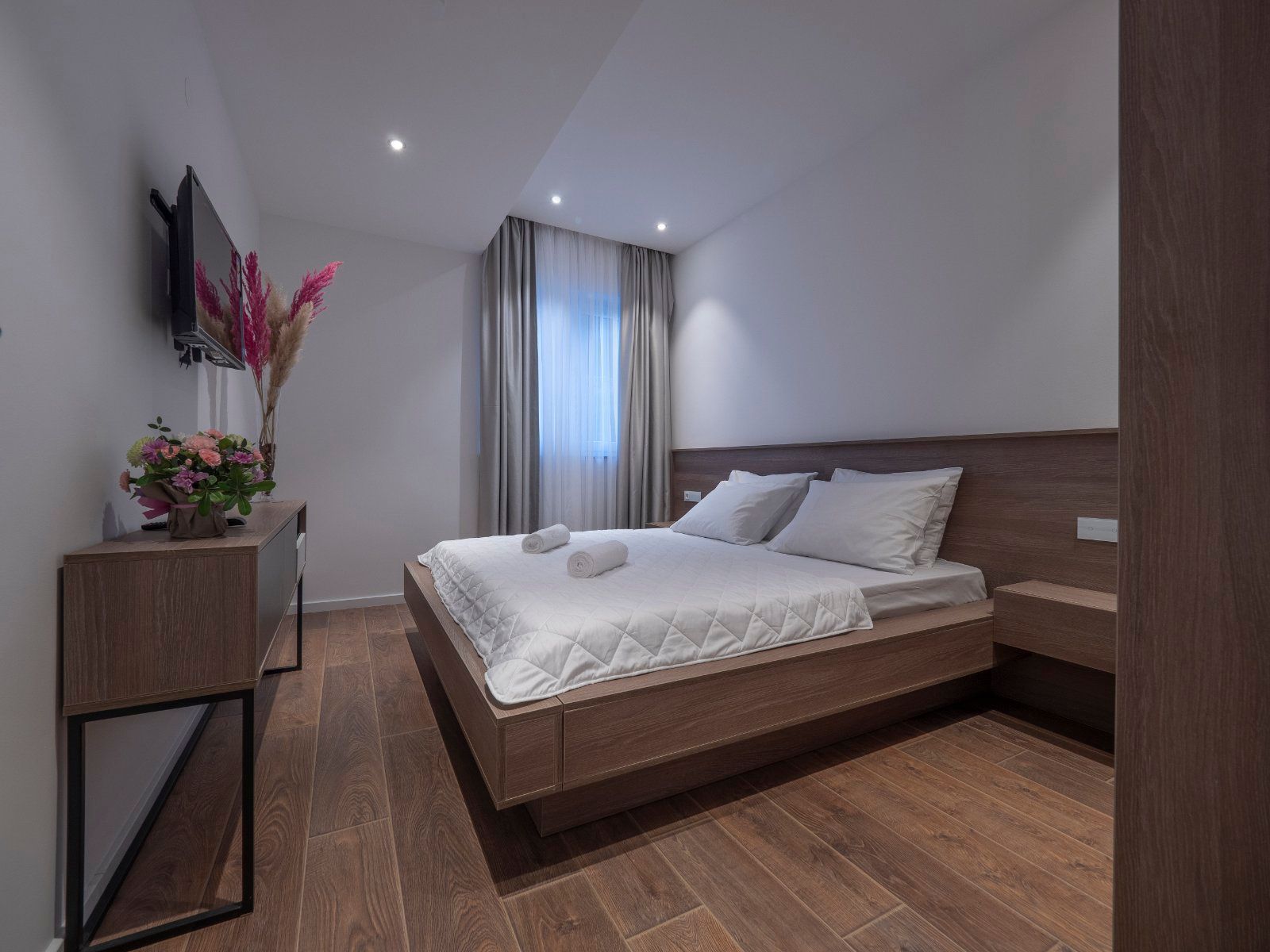 EKSTRA LUKSUZAN PENTHOUSE 140M2,TERASA SA DJAKUZI KADOM I  SPEKTAKULARNIM POGLEDOM NA MORE,BECICI. (NA DUZI PERIOD) - Amfora Real Estate