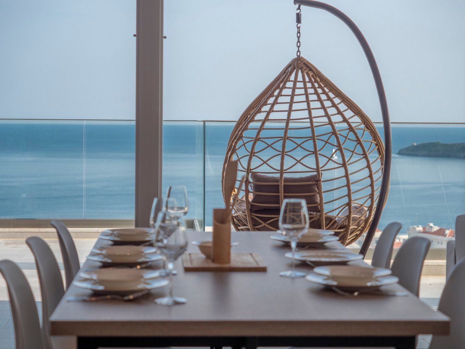 EKSTRA LUKSUZAN PENTHOUSE 140M2,TERASA SA DJAKUZI KADOM I  SPEKTAKULARNIM POGLEDOM NA MORE,BECICI. (NA DUZI PERIOD) - Amfora Real Estate