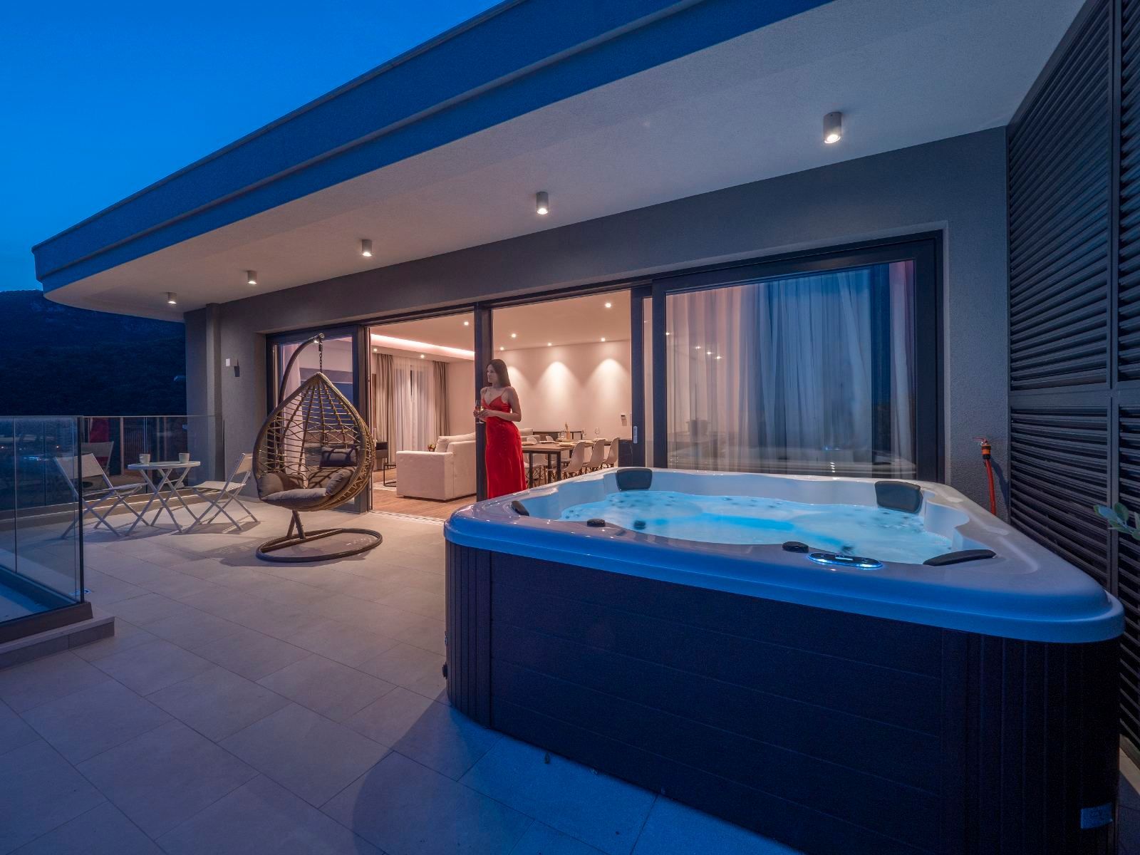 EKSTRA LUKSUZAN PENTHOUSE 140M2,TERASA SA DJAKUZI KADOM I  SPEKTAKULARNIM POGLEDOM NA MORE,BECICI. (NA DUZI PERIOD) - Amfora Real Estate