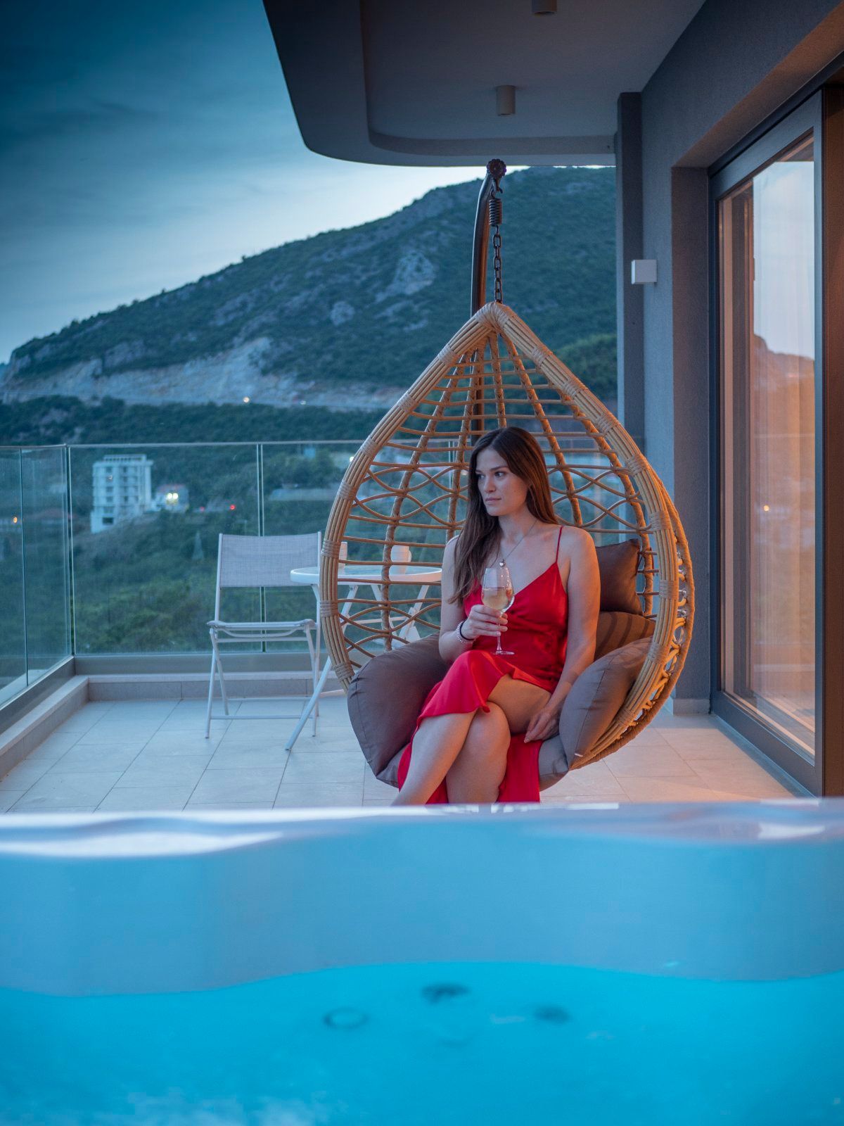 EKSTRA LUKSUZAN PENTHOUSE 140M2,TERASA SA DJAKUZI KADOM I  SPEKTAKULARNIM POGLEDOM NA MORE,BECICI. (NA DUZI PERIOD) - Amfora Real Estate