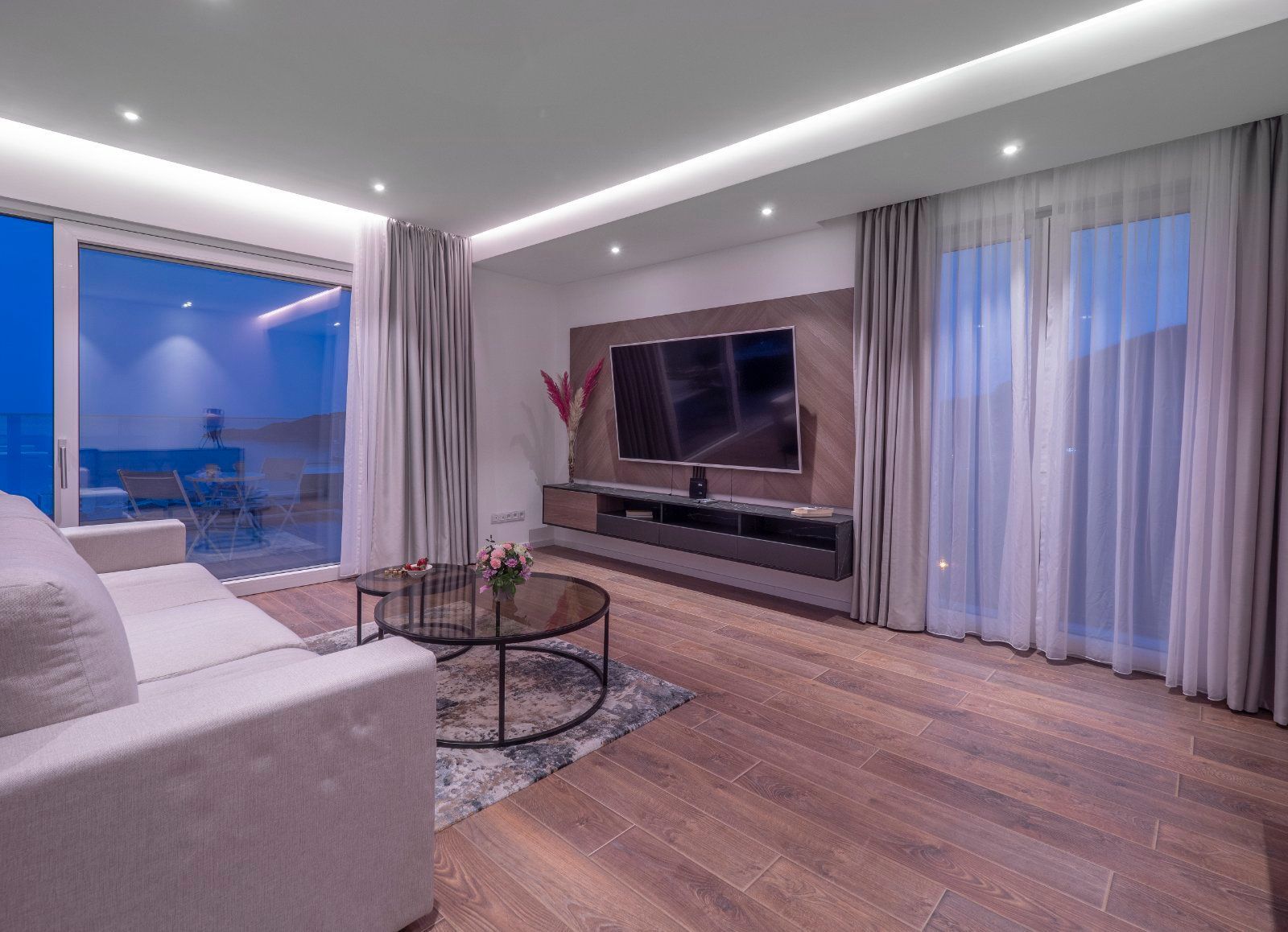 EKSTRA LUKSUZAN PENTHOUSE 140M2,TERASA SA DJAKUZI KADOM I  SPEKTAKULARNIM POGLEDOM NA MORE,BECICI. (NA DUZI PERIOD) - Amfora Real Estate