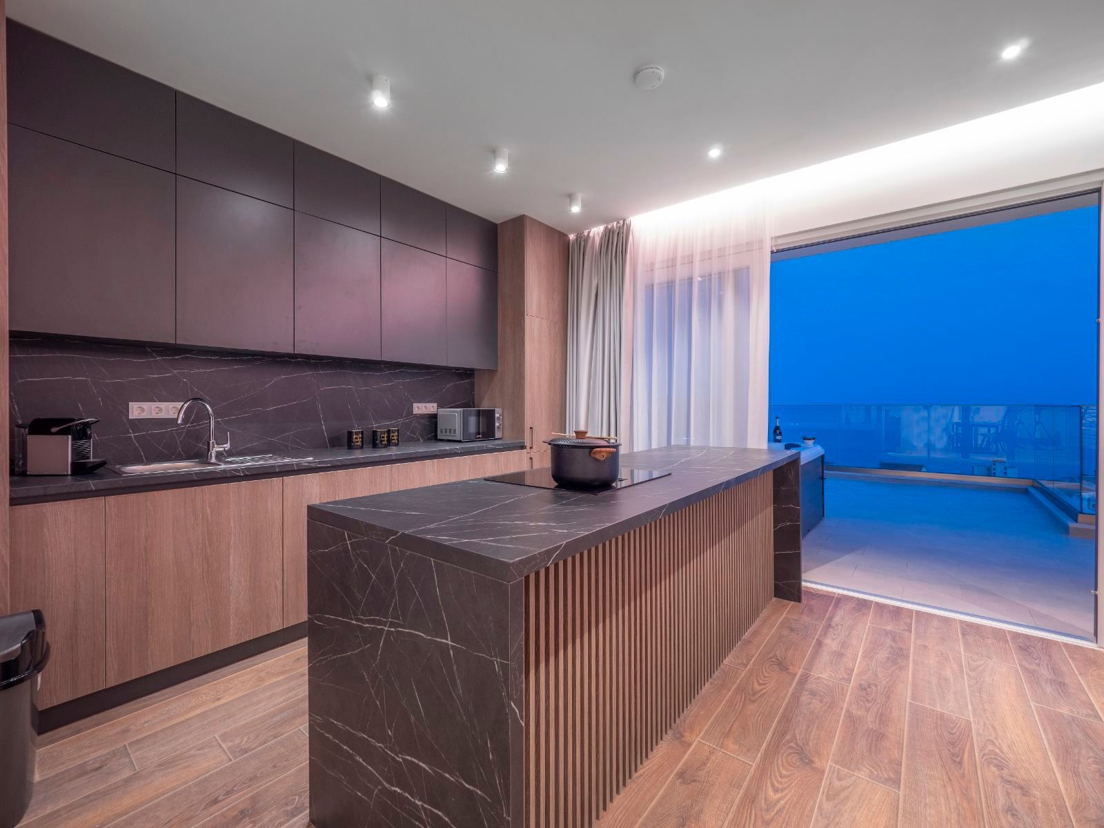 EKSTRA LUKSUZAN PENTHOUSE 140M2,TERASA SA DJAKUZI KADOM I  SPEKTAKULARNIM POGLEDOM NA MORE,BECICI. (NA DUZI PERIOD) - Amfora Real Estate