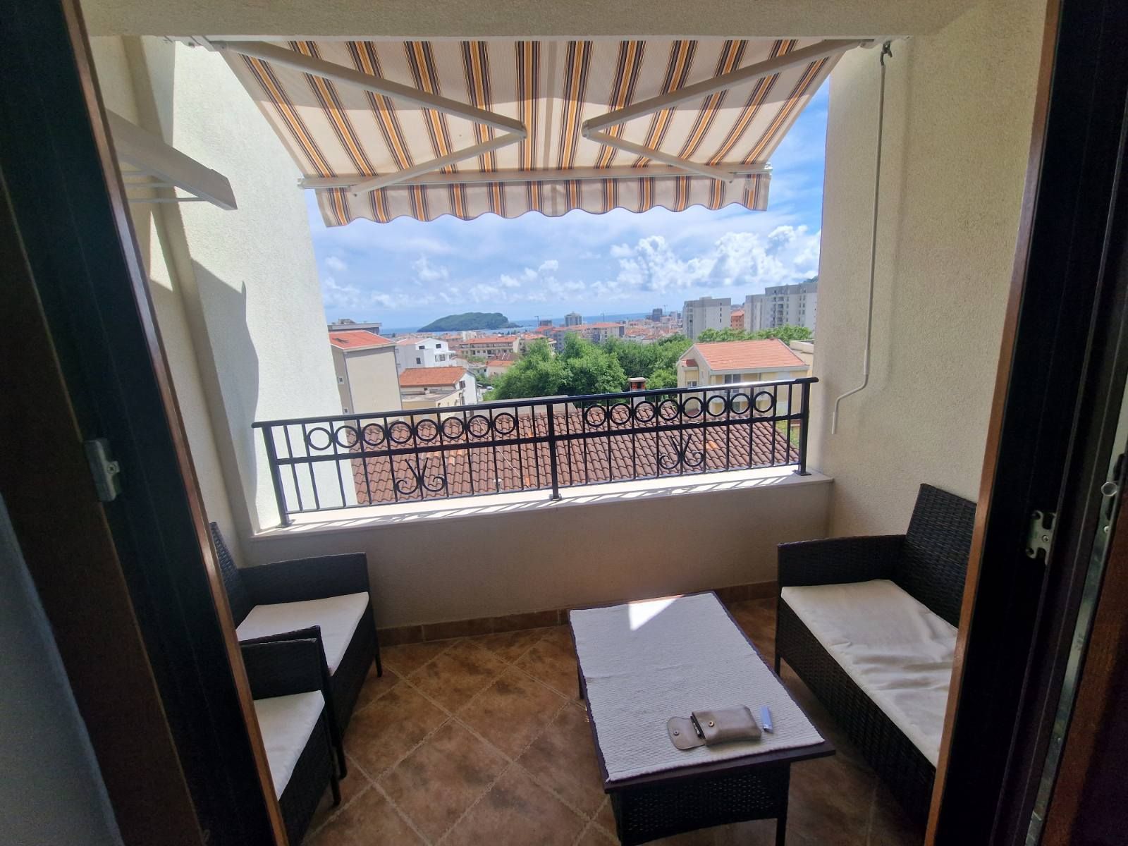 amforaproperty.com/Jednosoban namesten stan sa pogledom na more i grad,Podmaine-Budva (NA DUZI PERIOD)