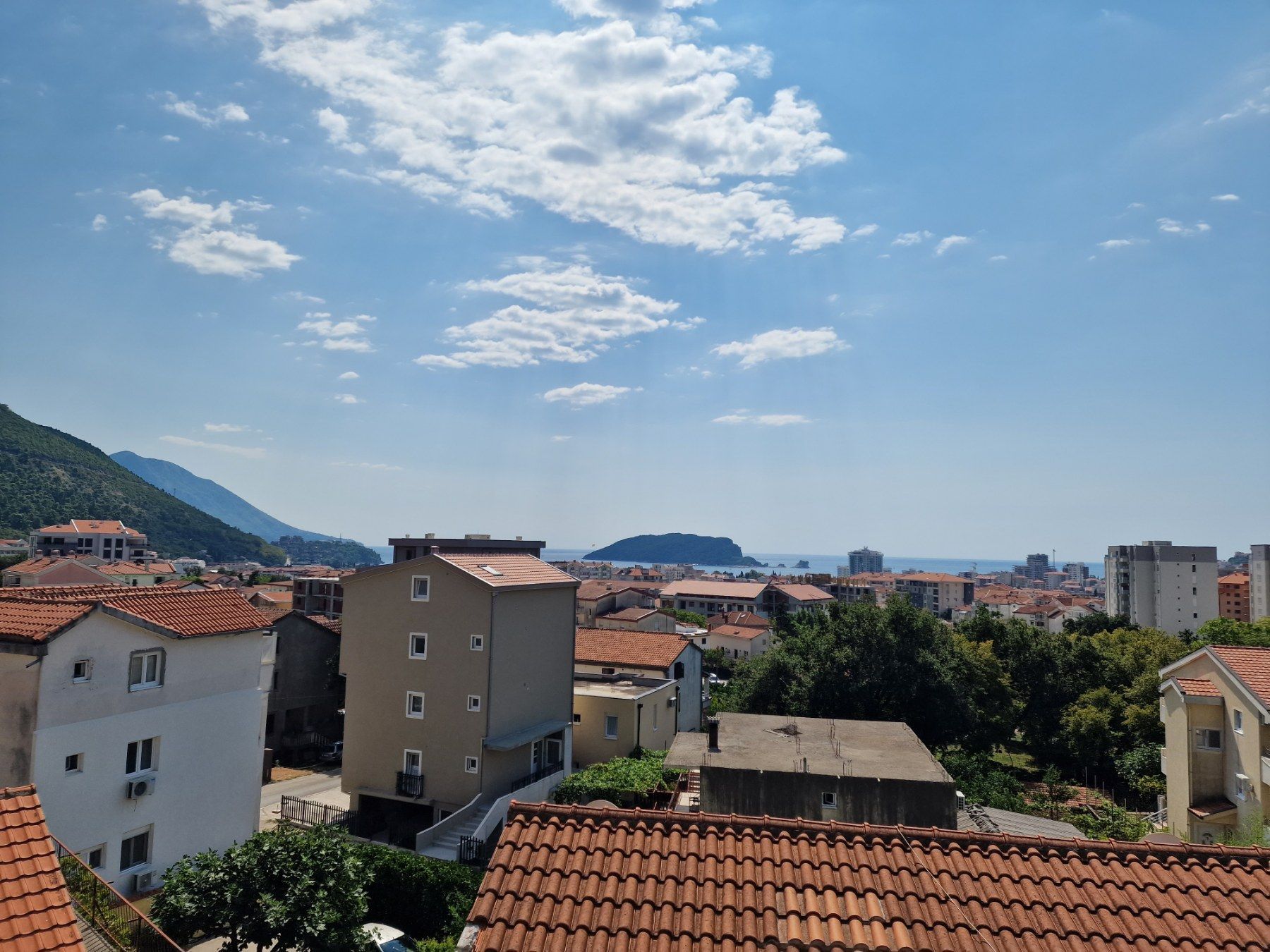amforaproperty.com/Jednosoban namesten stan sa pogledom na more i grad,Podmaine-Budva (NA DUZI PERIOD)