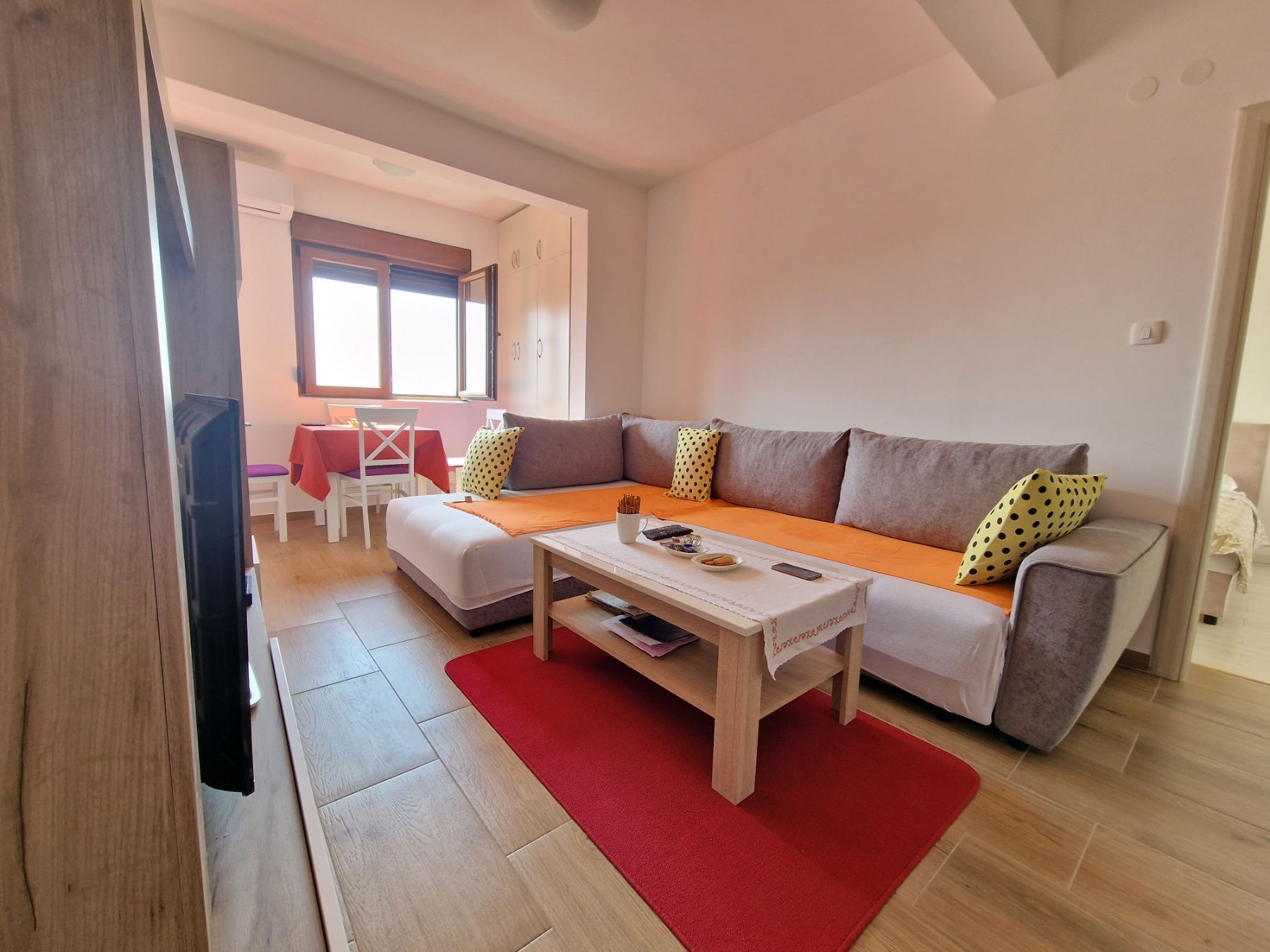 amforaproperty.com/Jednosoban namesten stan sa pogledom na more i grad,Podmaine-Budva (NA DUZI PERIOD)
