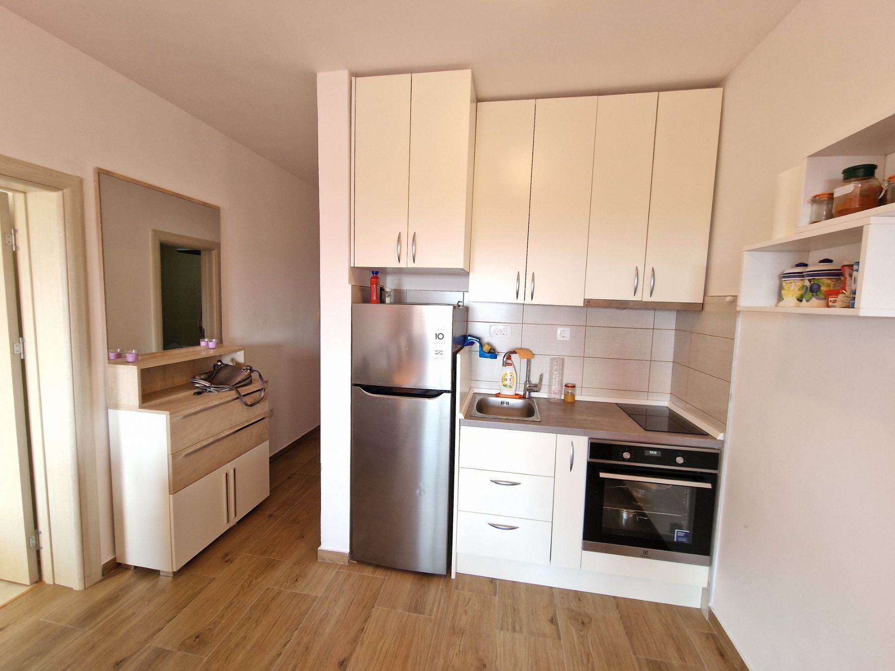 amforaproperty.com/Jednosoban namesten stan sa pogledom na more i grad,Podmaine-Budva (NA DUZI PERIOD)