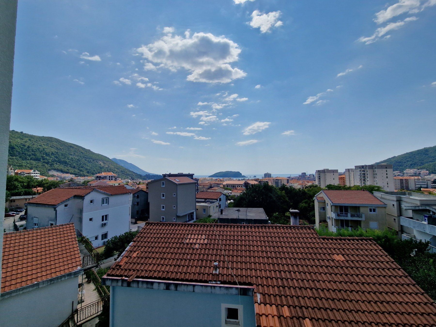 amforaproperty.com/Jednosoban namesten stan sa pogledom na more i grad,Podmaine-Budva (NA DUZI PERIOD)