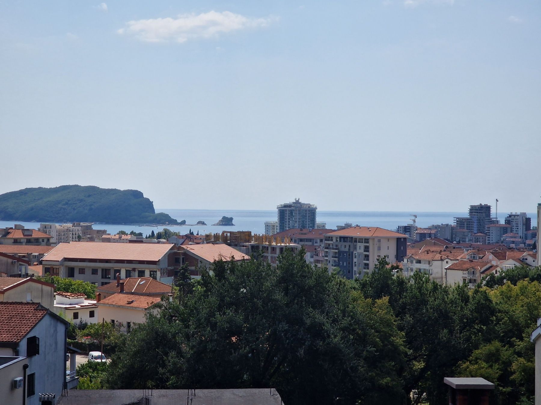 amforaproperty.com/Jednosoban namesten stan sa pogledom na more i grad,Podmaine-Budva (NA DUZI PERIOD)