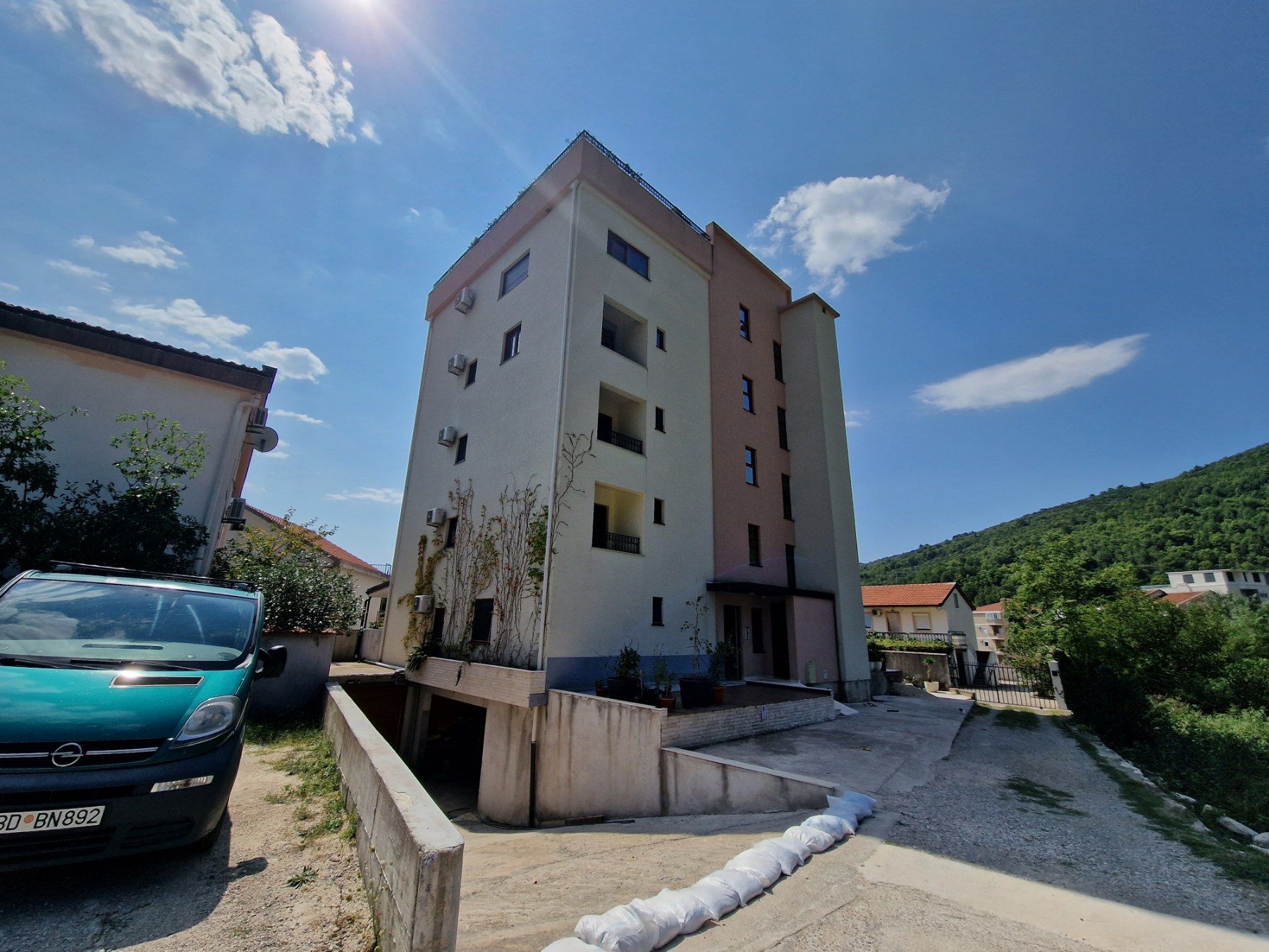 amforaproperty.com/Jednosoban namesten stan sa pogledom na more i grad,Podmaine-Budva (NA DUZI PERIOD)