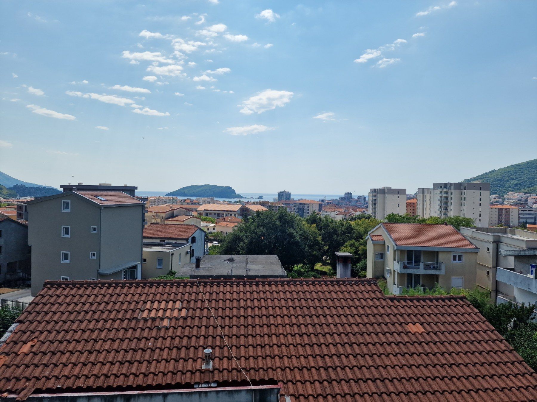 amforaproperty.com/Jednosoban namesten stan sa pogledom na more i grad,Podmaine-Budva (NA DUZI PERIOD)