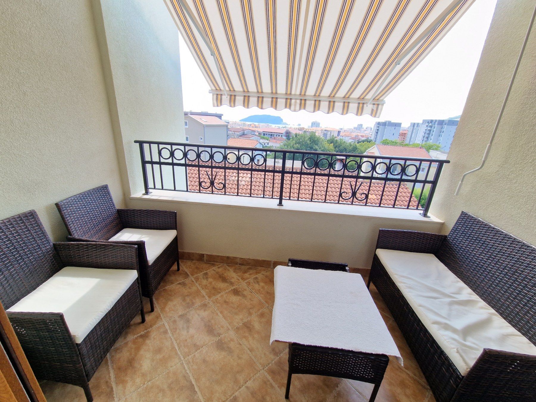 amforaproperty.com/Jednosoban namesten stan sa pogledom na more i grad,Podmaine-Budva (NA DUZI PERIOD)