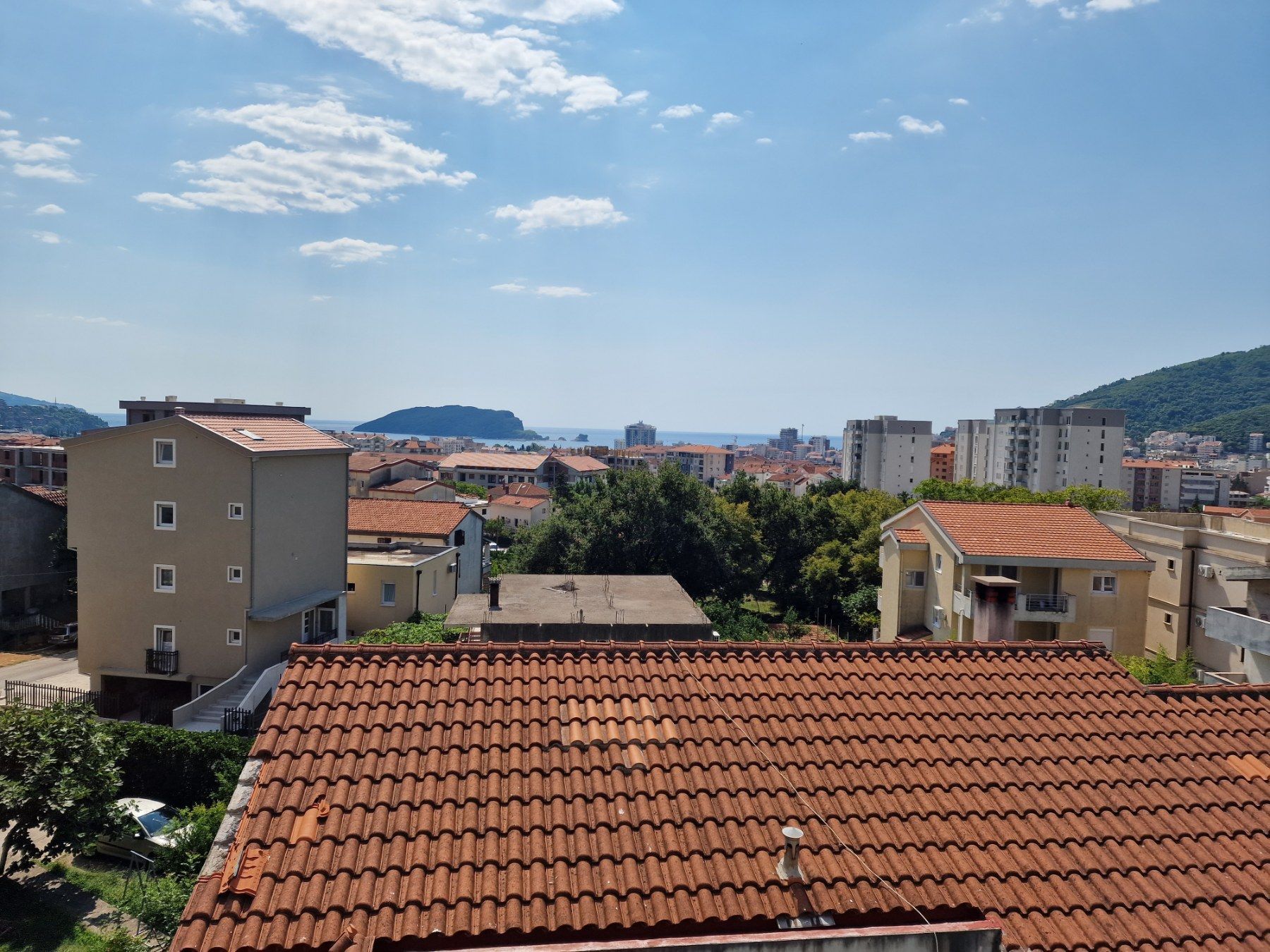 amforaproperty.com/Jednosoban namesten stan sa pogledom na more i grad,Podmaine-Budva (NA DUZI PERIOD)