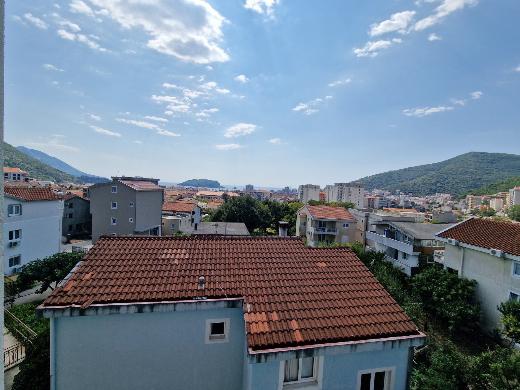 amforaproperty.com/Jednosoban namesten stan sa pogledom na more i grad,Podmaine-Budva (NA DUZI PERIOD)