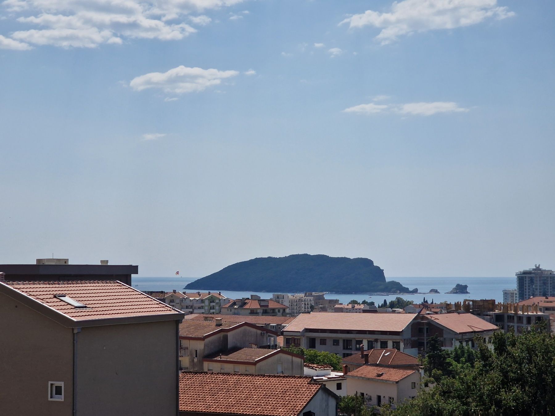 amforaproperty.com/Jednosoban namesten stan sa pogledom na more i grad,Podmaine-Budva (NA DUZI PERIOD)