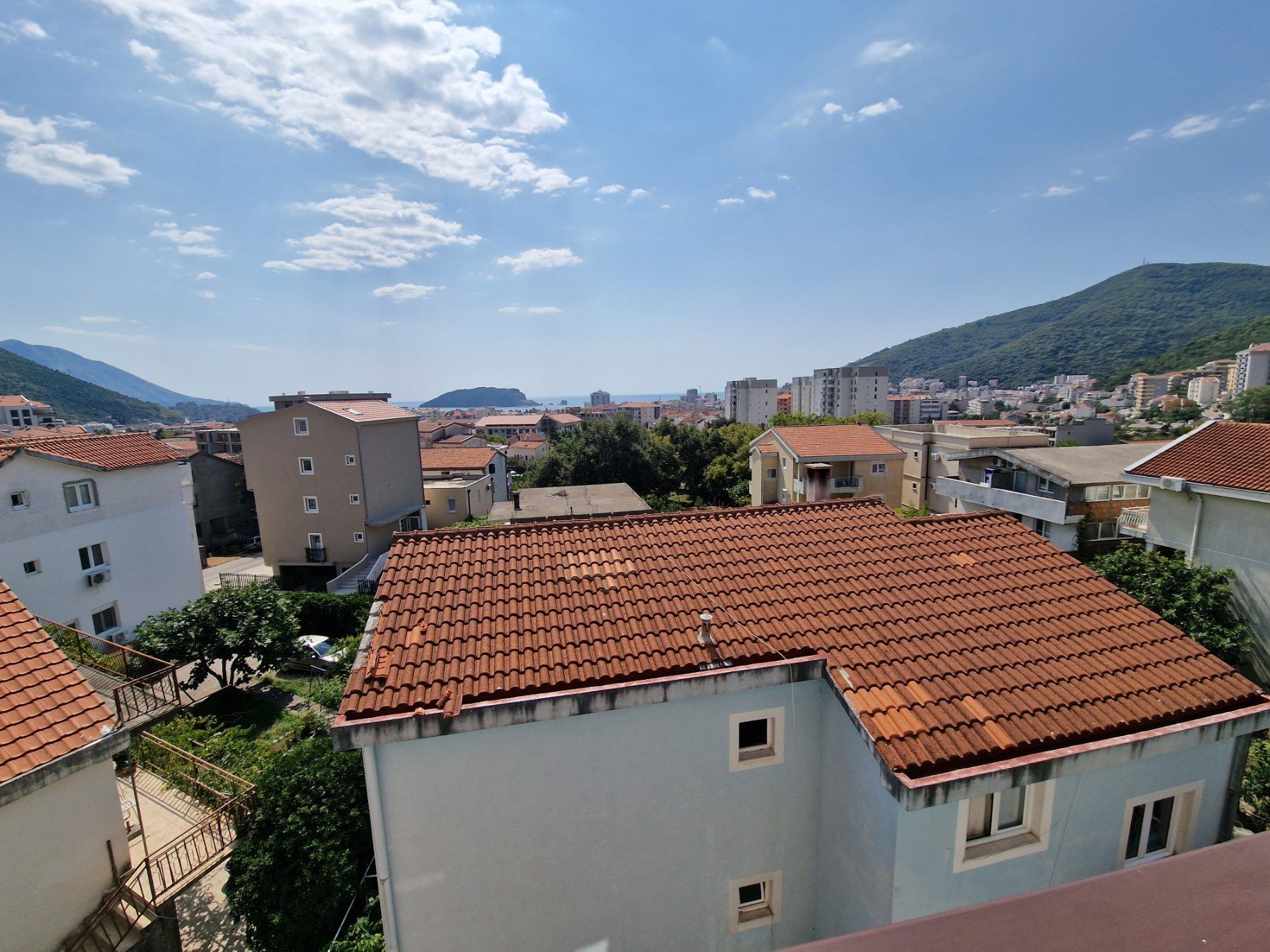 amforaproperty.com/Jednosoban namesten stan sa pogledom na more i grad,Podmaine-Budva (NA DUZI PERIOD)