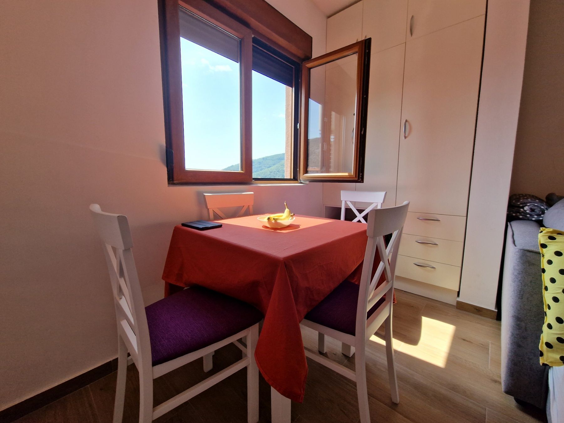 amforaproperty.com/Jednosoban namesten stan sa pogledom na more i grad,Podmaine-Budva (NA DUZI PERIOD)