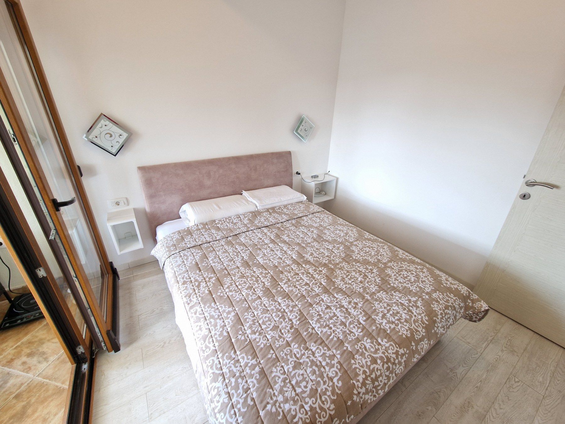 amforaproperty.com/Jednosoban namesten stan sa pogledom na more i grad,Podmaine-Budva (NA DUZI PERIOD)