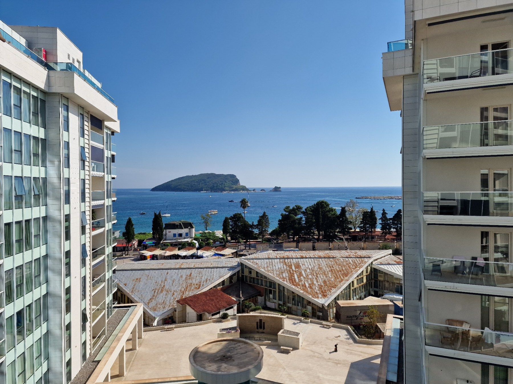 amforaproperty.com/Jednosoban luksuzan stan sa pogledom na more u kompleksu Tre Canne .Budva (Na period do 01.06.2024)