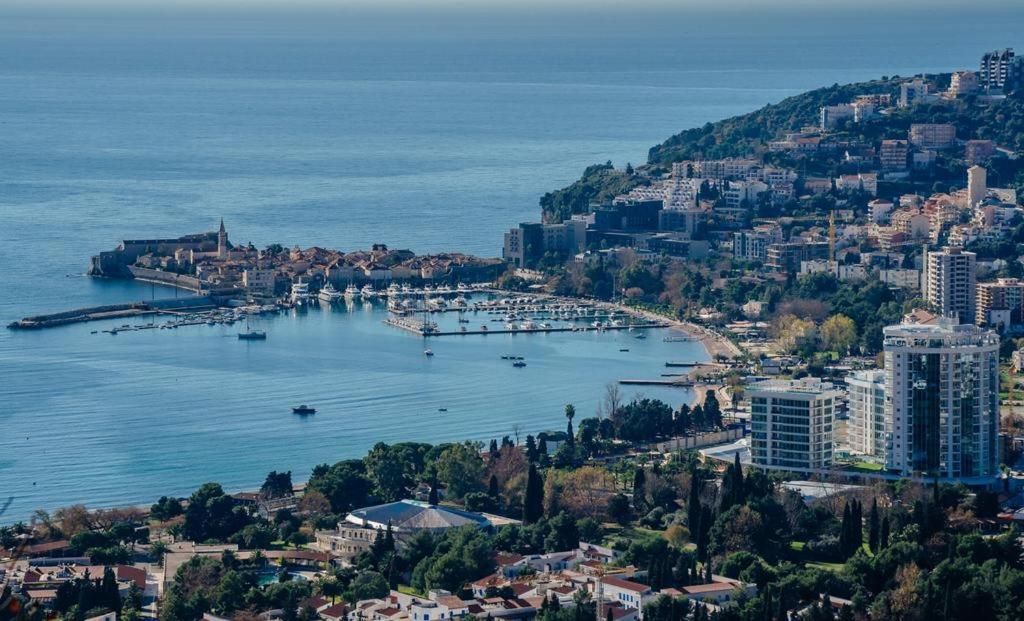 amforaproperty.com/Jednosoban luksuzan stan sa pogledom na more u kompleksu Tre Canne .Budva (Na period do 01.06.2024)