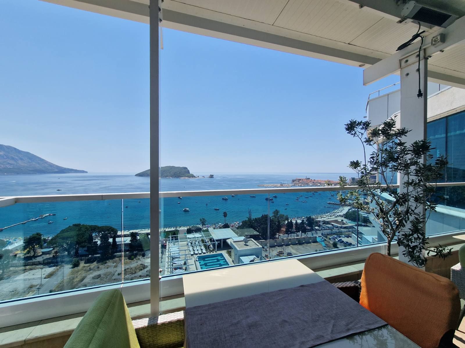 amforaproperty.com/Jednosoban luksuzan stan sa pogledom na more u kompleksu Tre Canne .Budva (Na period do 01.06.2024)