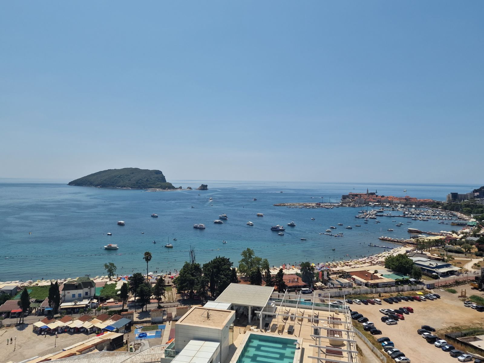 amforaproperty.com/Jednosoban luksuzan stan sa pogledom na more u kompleksu Tre Canne .Budva (Na period do 01.06.2024)