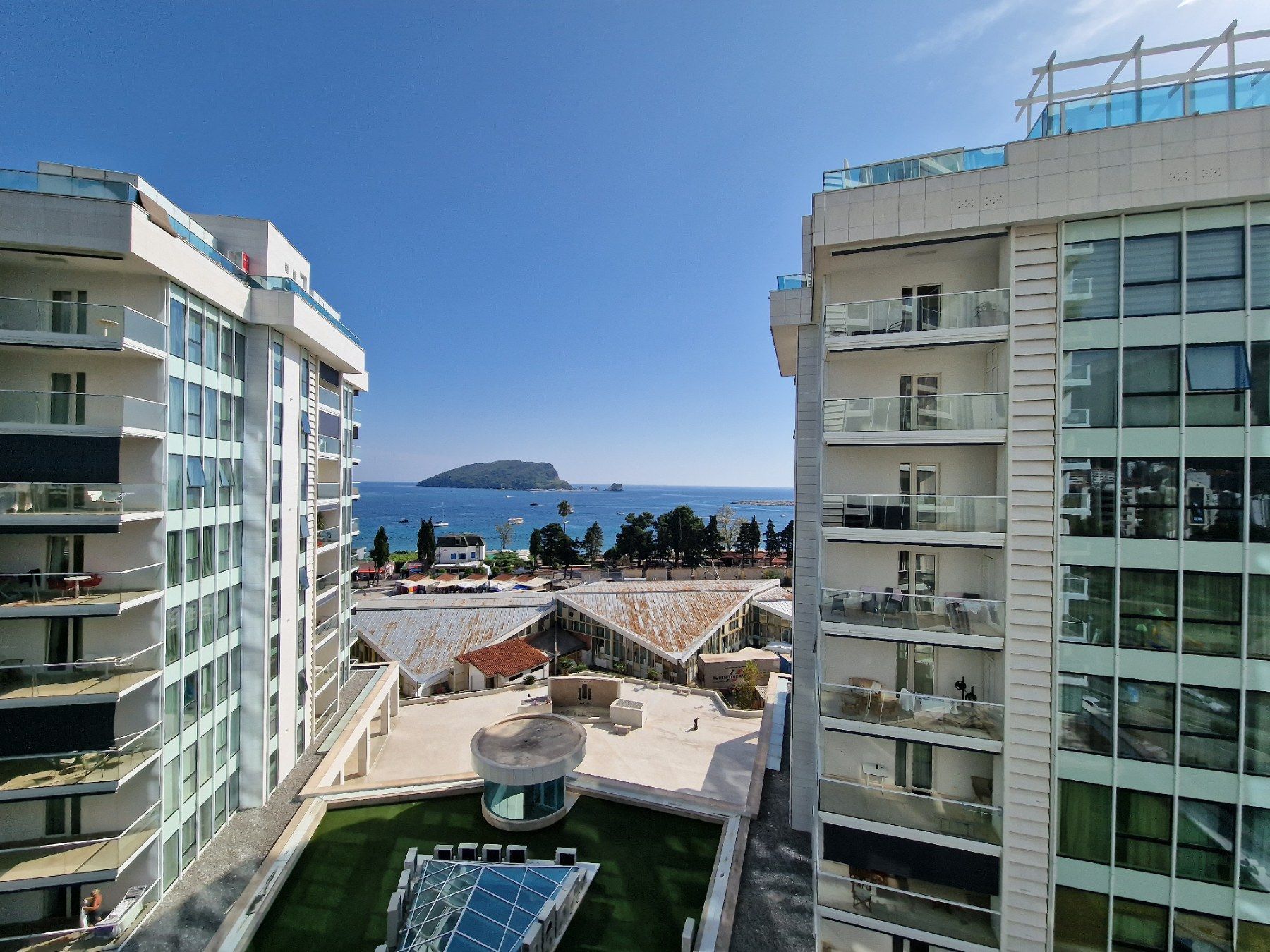 amforaproperty.com/Jednosoban luksuzan stan sa pogledom na more u kompleksu Tre Canne .Budva (Na period do 01.06.2024)