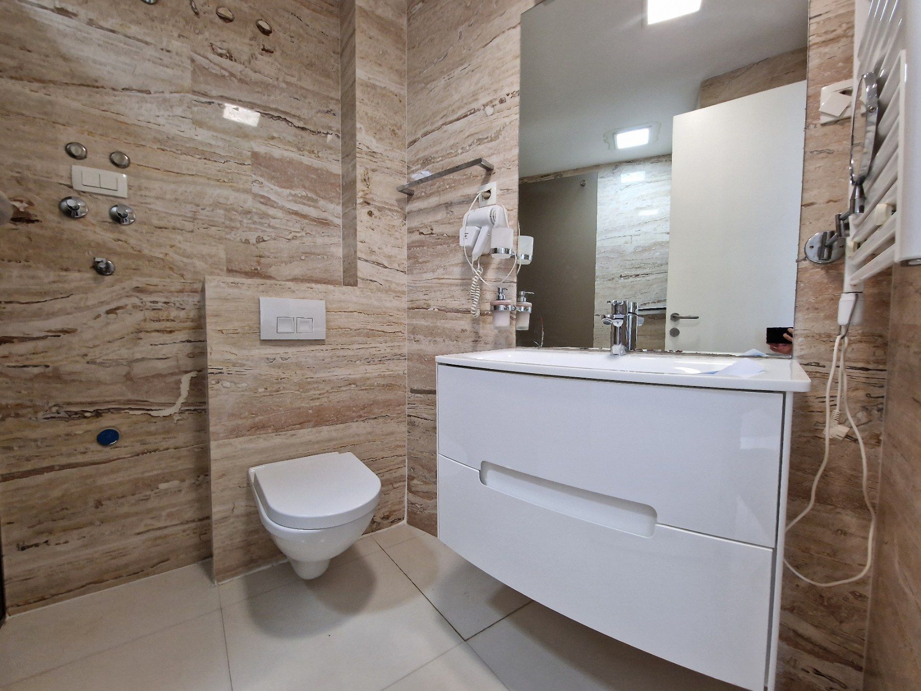 amforaproperty.com/Jednosoban luksuzan stan sa pogledom na more u kompleksu Tre Canne .Budva (Na period do 01.06.2024)