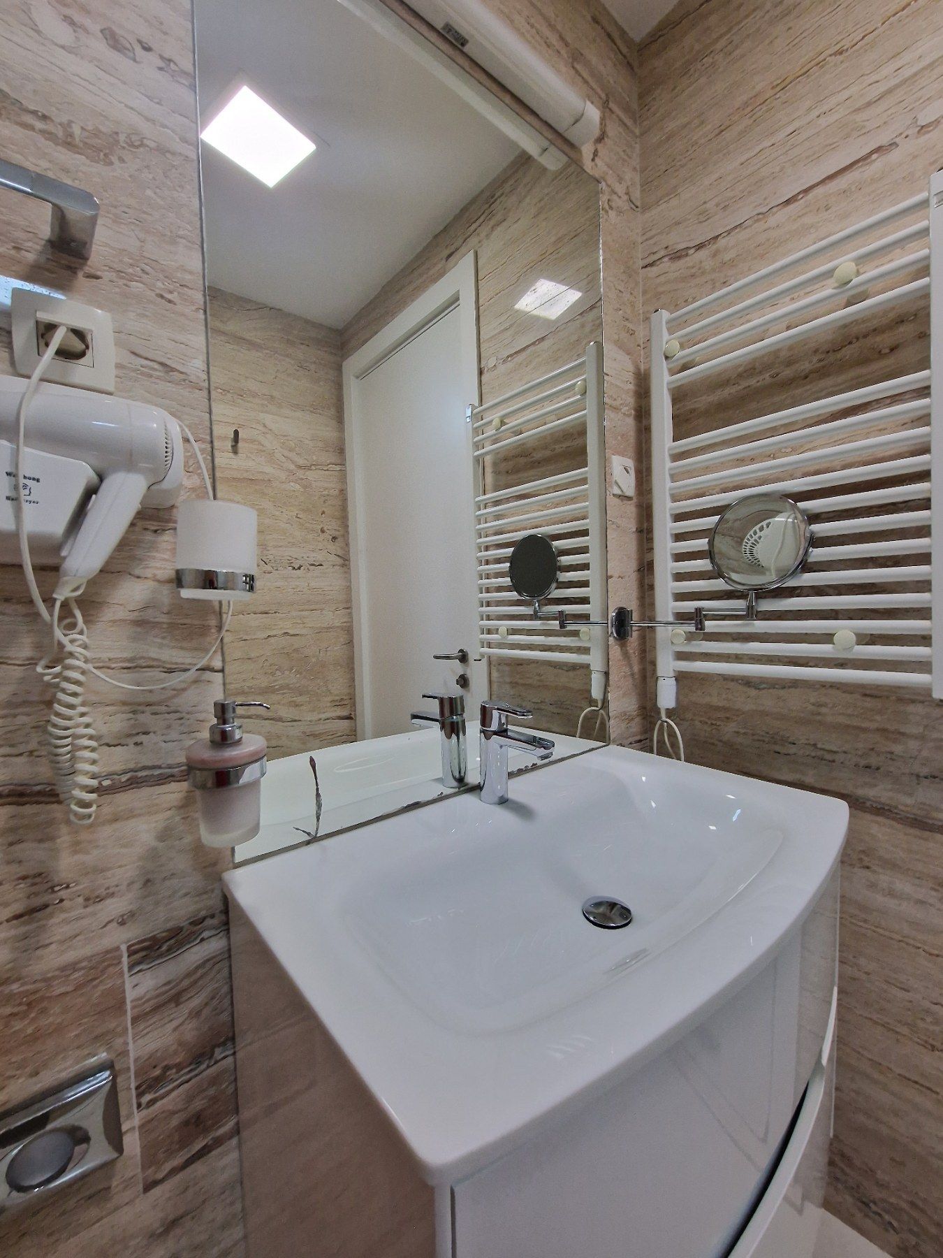 amforaproperty.com/Jednosoban luksuzan stan sa pogledom na more u kompleksu Tre Canne .Budva (Na period do 01.06.2024)