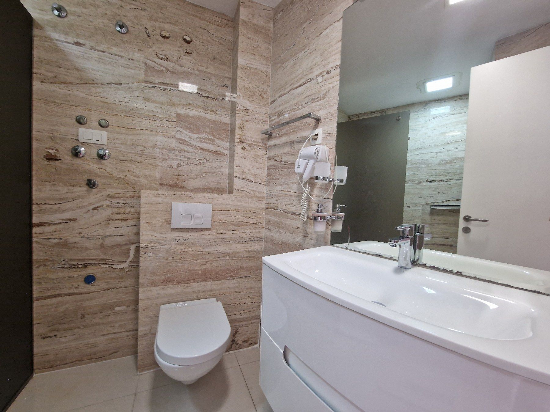 amforaproperty.com/Jednosoban luksuzan stan sa pogledom na more u kompleksu Tre Canne .Budva (Na period do 01.06.2024)