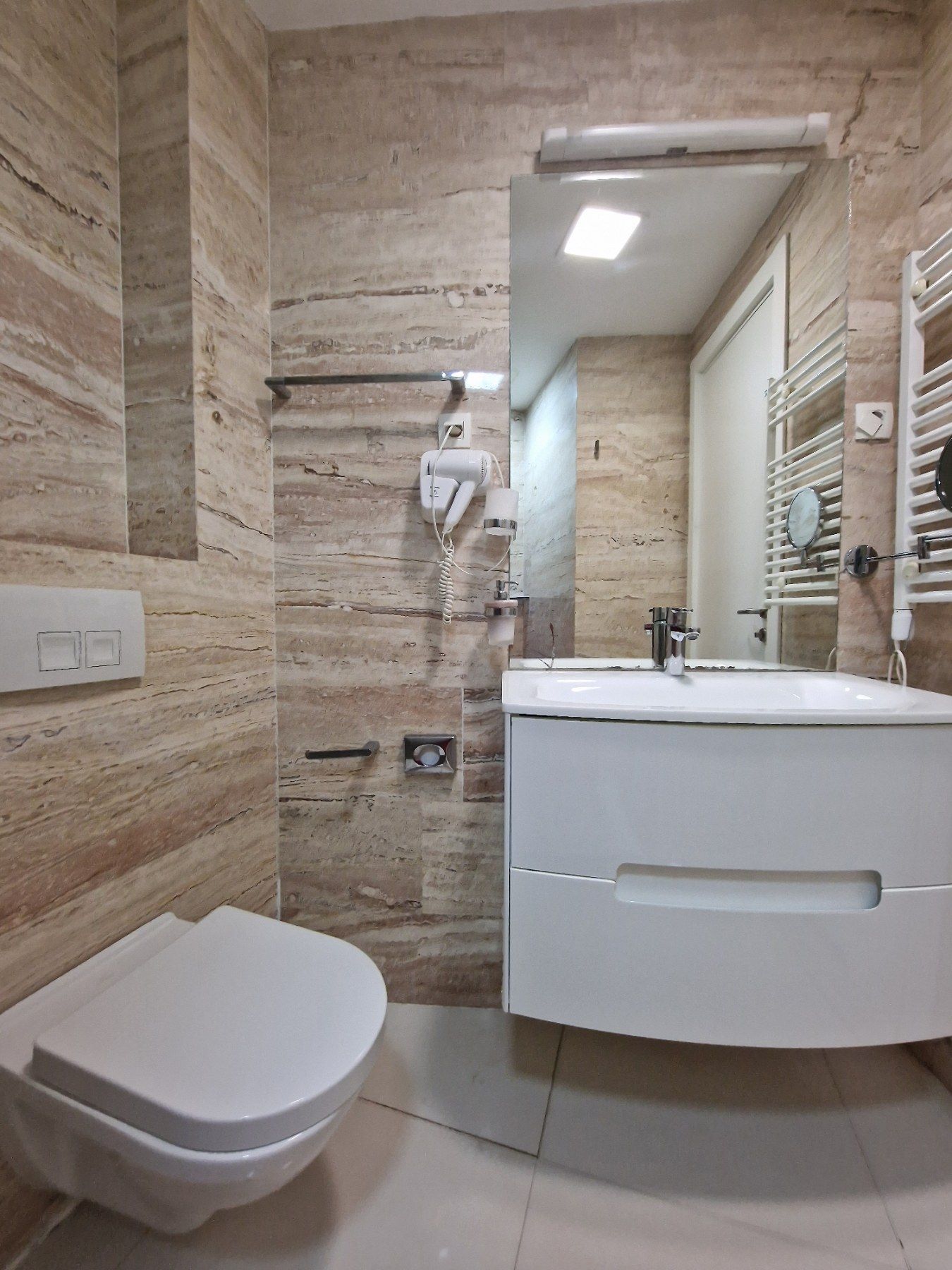 amforaproperty.com/Jednosoban luksuzan stan sa pogledom na more u kompleksu Tre Canne .Budva (Na period do 01.06.2024)