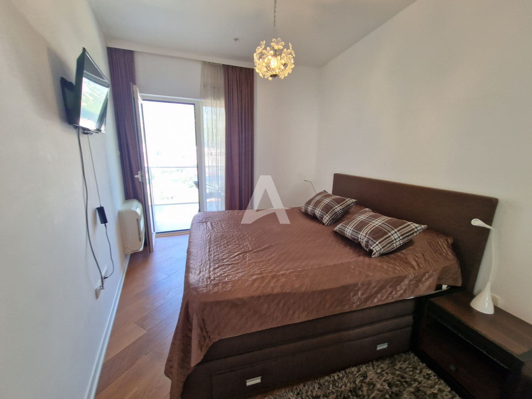 amforaproperty.com/Jednosoban stan 64m2 na prvoj liniji mora u kompleksu Tre Canne u Budvi.