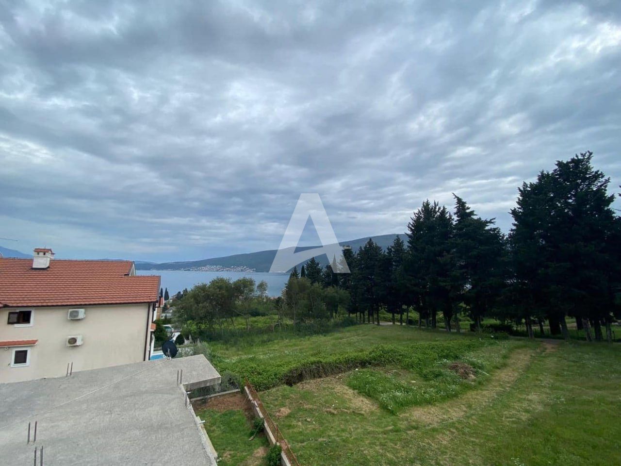 amforaproperty.com/Trosoban duplex stan sa pogledom na more u mestu Baosici, Herceg Novi (NA DUZI PERIOD)