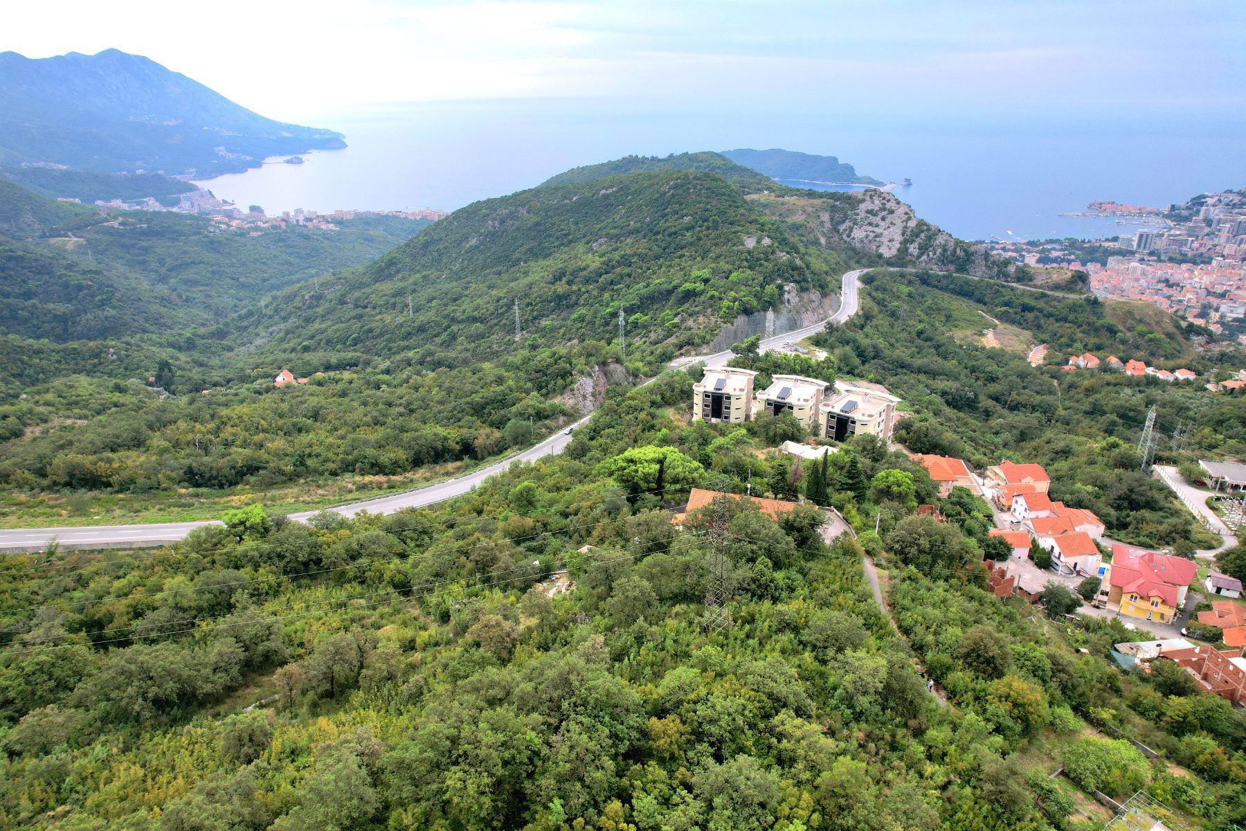 amforaproperty.com/Urbanizovan plac 7708m2 Markovici,Budva