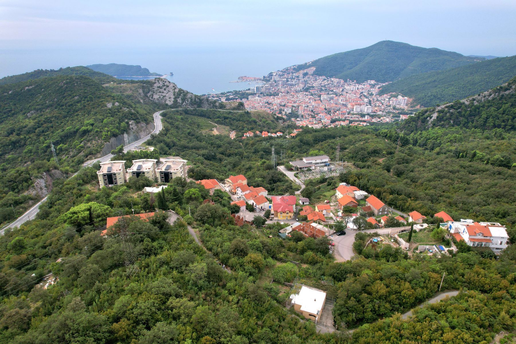 amforaproperty.com/Urbanizovan plac 7708m2 Markovici,Budva