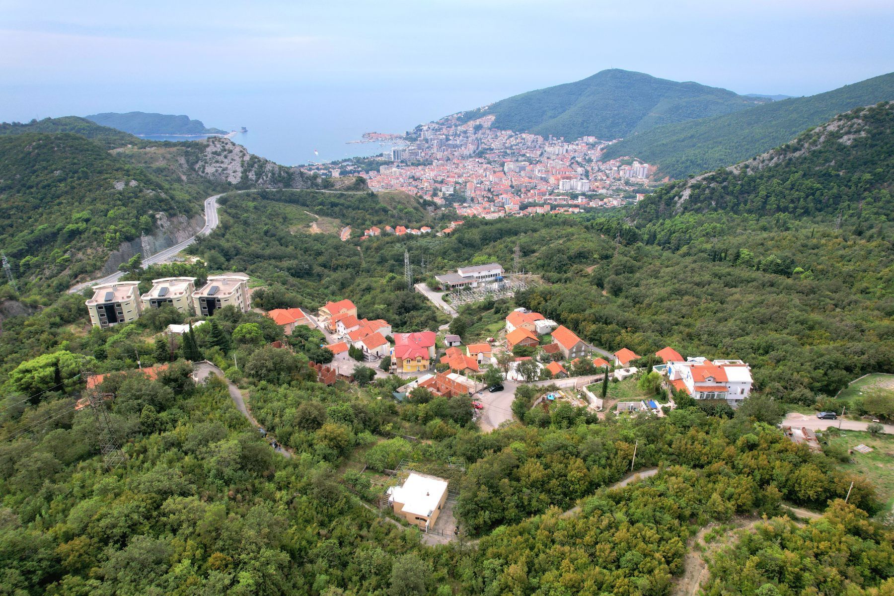 amforaproperty.com/Urbanizovan plac 1485m2 Markovici,Budva