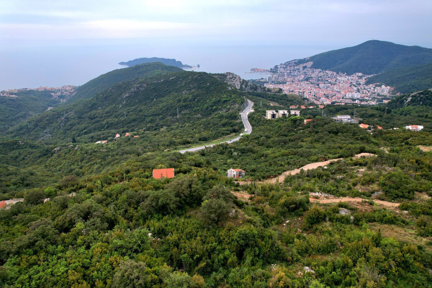 amforaproperty.com/Urbanizovan plac 1238m2 Markovici,Budva