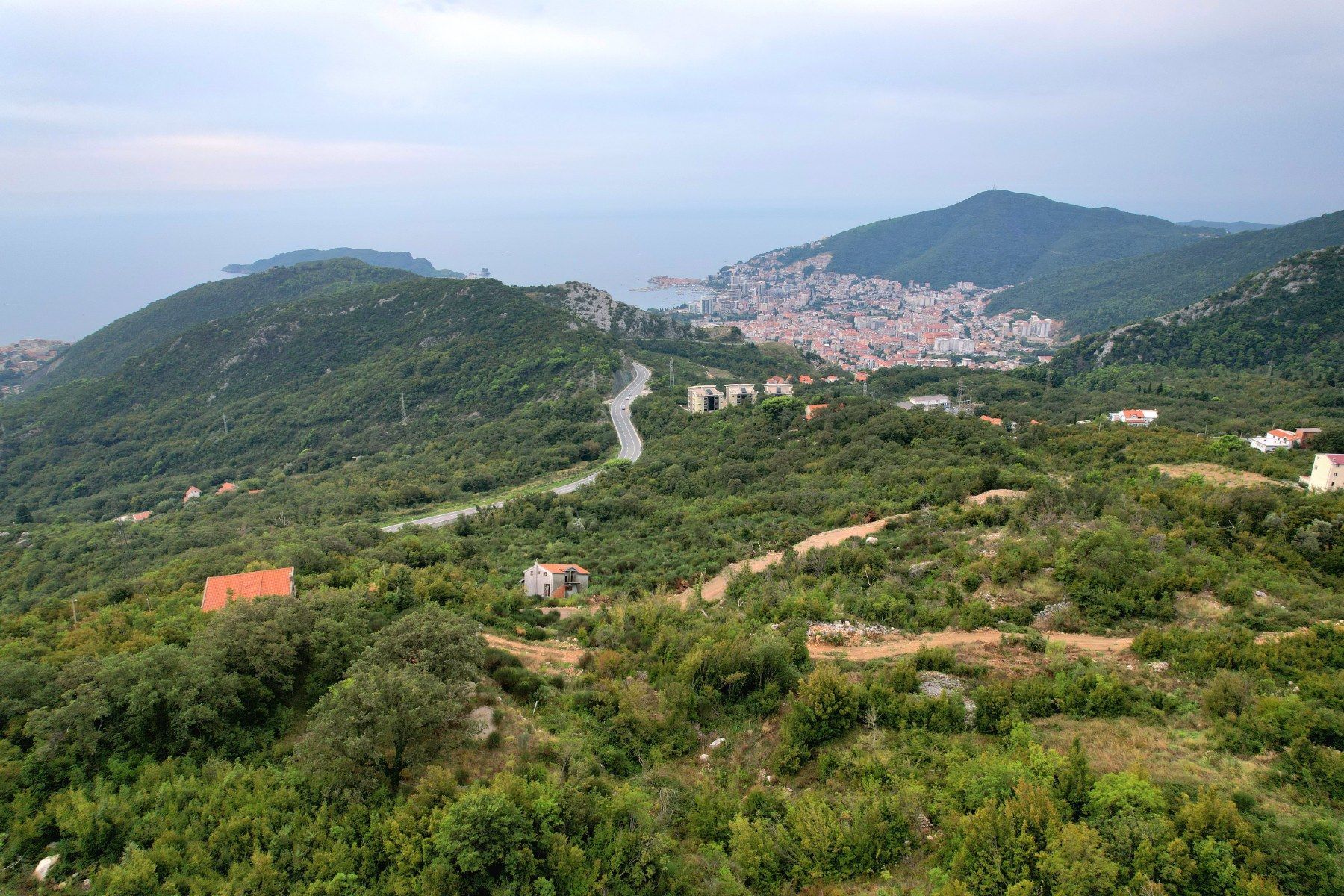 amforaproperty.com/Urbanizovan plac 1238m2 Markovici,Budva