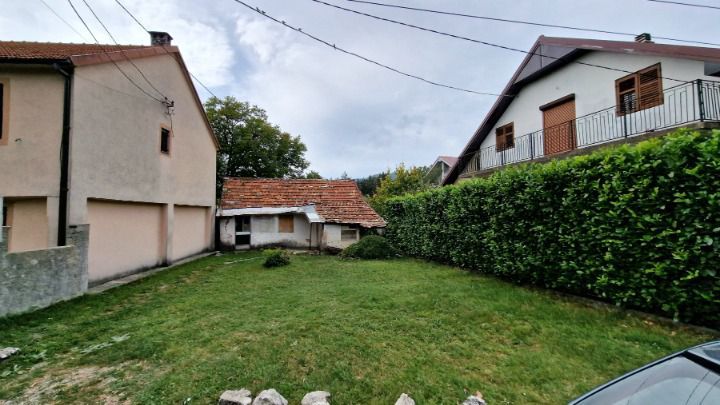 amforaproperty.com/Urbanizovan plac 212m2 sa starom kucom u Cetinju