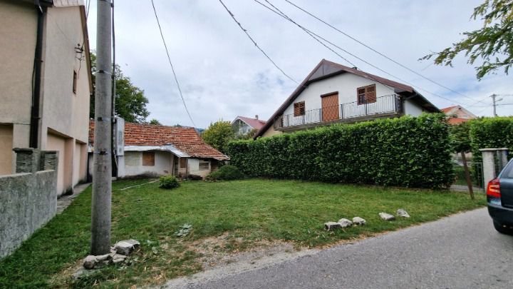 amforaproperty.com/Urbanizovan plac 212m2 sa starom kucom u Cetinju