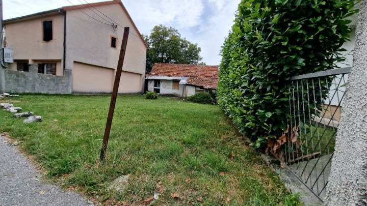 amforaproperty.com/Urbanizovan plac 212m2 sa starom kucom u Cetinju