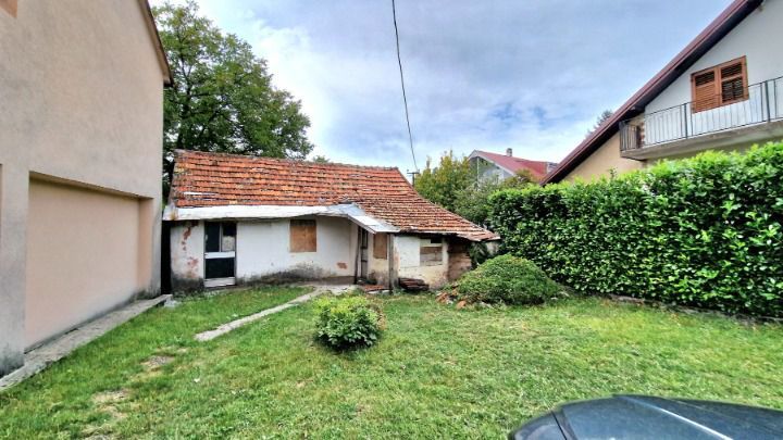 amforaproperty.com/Urbanizovan plac 212m2 sa starom kucom u Cetinju